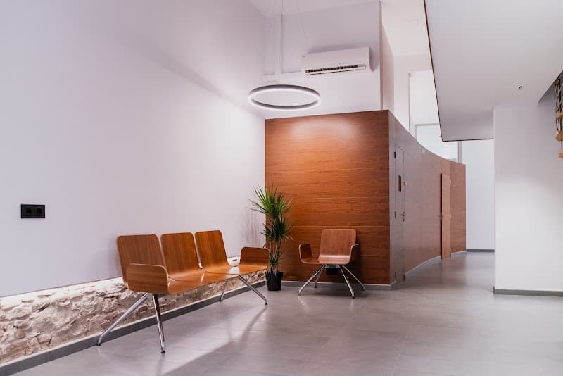 OM Clínica Dental – Dentistas especializados en Implantes, Ortodoncia y Carillas en Barcelona clinic photo